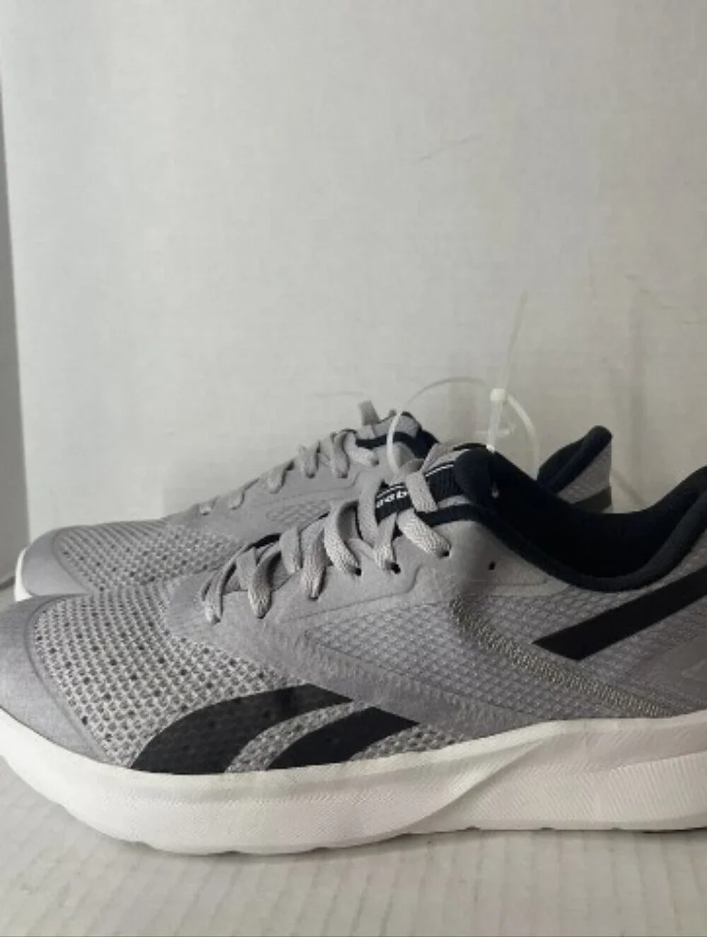 -- Reebok Men's Lightweight Grey Athletic Sneakers Size 8.5